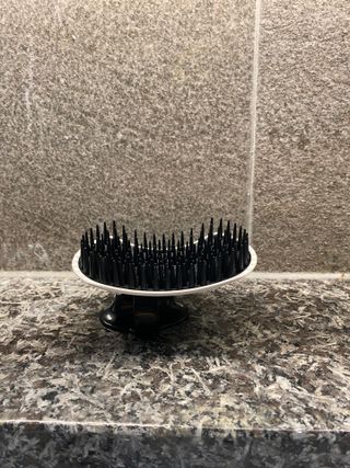 온가족 시원한샴푸 깨끗한두피 샴푸브러쉬 두피스케일링 히트팡블랙에디션 — 5점을 준 리뷰어가 2021년 8월 올린 사용 사진