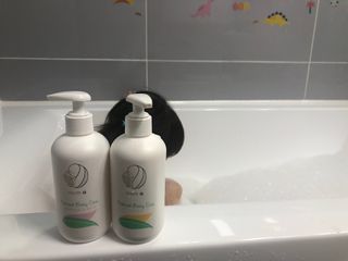 mom e 맘이 내추럴 베이비 케어 샴푸앤바스+로션 — 5점을 준 리뷰어가 2021년 1월 올린 사용 사진