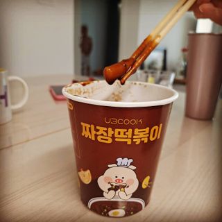 유비쿡 컵떡볶이 매운컵떡볶이2개/ 짜장컵떡볶이 2개  총 4개세트 — 5점을 준 리뷰어가 2021년 6월 올린 사용 사진