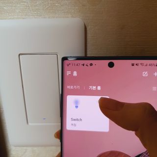 아카라 조명 스위치를 누워서 끄는 방법 (스마트 조명 스위치 2구 + 무선 리모트 스위치 1구 T1, 스마트 허브 E1) — 5점을 준 리뷰어가 2021년 12월 올린 사용 사진