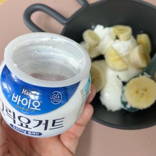 매일바이오 그릭요거트 오리지널 플레인 4개, 로스터리 커피믹스 4개 — 3.5점을 준 리뷰어가 2021년 12월 올린 사용 사진
