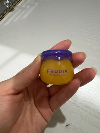 틱톡 [후르디아] 튼입술해결템 올리브영 블루베리 하이드레이팅 허니 립밤 — 4점을 준 리뷰어가 2023년 10월 올린 사용 사진