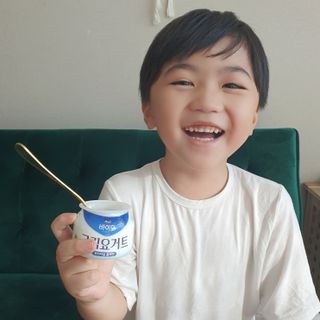 매일바이오 그릭요거트 오리지널 플레인 4개, 로스터리 커피믹스 4개 — 5점을 준 리뷰어가 2021년 12월 올린 사용 사진