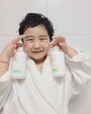 mom e 맘이 내추럴 베이비 케어 샴푸앤바스+로션 — 5점을 준 리뷰어가 2021년 1월 올린 사용 사진