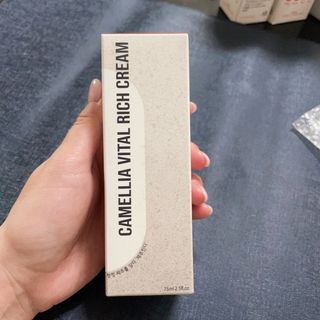 제주인디 카멜리아 바이탈 리치크림 (이너보틀 에디션) — 5점을 준 리뷰어가 2023년 4월 올린 사용 사진