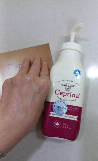 카프리나 산양밀크 모이스춰라이징 바디로션 350ml(오리지널향) — 5점을 준 리뷰어가 2023년 4월 올린 사용 사진