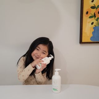 mom e 맘이 내추럴 베이비 케어 샴푸앤바스+로션 — 5점을 준 리뷰어가 2021년 1월 올린 사용 사진