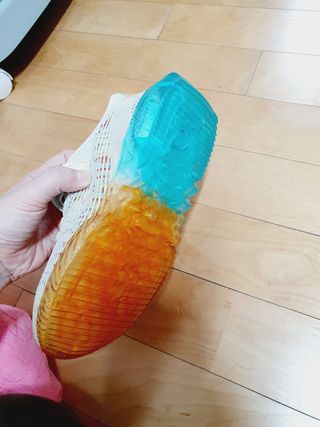 토박스코리아 다이노솔즈 티렉스 에어 네온 운동화 — 5점을 준 리뷰어가 2021년 3월 올린 사용 사진