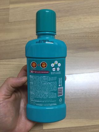 30초 후 눈으로 확인하는 헬리덴티 프라글린스 가글 — 5점을 준 리뷰어가 2021년 6월 올린 사용 사진