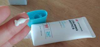 리더스코스메틱 리더스 카밍 바이오틱스 선 에센스 SPF 50+ PA++++ — 5점을 준 리뷰어가 2022년 5월 올린 사용 사진