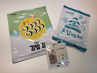 해풀잎 누구나 김밥*2ea [(혼합야채 35g *2ea,  김밥김 (10g, 2ea),  양념간장 (6g, 10ea), 참기름(5g, 4ea)] — 5점을 준 리뷰어가 2022년 6월 올린 사용 사진