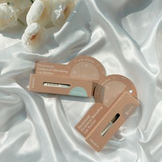 [후르디아] 올리브영 착한보습 비건 립버터 2종 — 5점을 준 리뷰어가 2022년 2월 올린 사용 사진