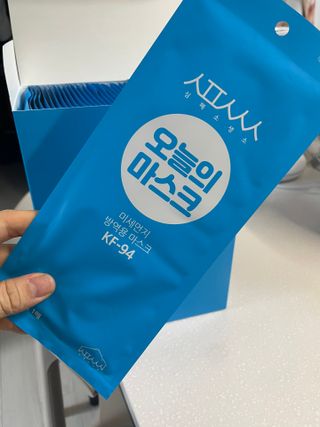 [심폐소생소] KF94 오늘의 마스크 대형 — 5점을 준 리뷰어가 2021년 10월 올린 사용 사진