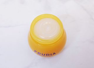 틱톡 [후르디아] 튼입술해결템 올리브영 블루베리 하이드레이팅 허니 립밤 — 5점을 준 리뷰어가 2023년 12월 올린 사용 사진