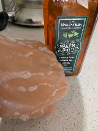 체코 비건화장품 마뉴팍투라 향좋은 맥주 샤워젤 (300ml) — 5점을 준 리뷰어가 2022년 6월 올린 사용 사진