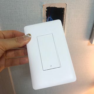 아카라 조명 스위치를 누워서 끄는 방법 (스마트 조명 스위치 2구 + 무선 리모트 스위치 1구 T1, 스마트 허브 E1) — 4.5점을 준 리뷰어가 2021년 12월 올린 사용 사진