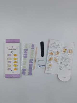 [네일가게] 햇빛에 닿으면 색이 변하는 신기한 햇살 반전 네일스티커 — 3점을 준 리뷰어가 2021년 8월 올린 사용 사진