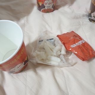 유비쿡 컵떡볶이 매운컵떡볶이2개/ 짜장컵떡볶이 2개  총 4개세트 — 5점을 준 리뷰어가 2021년 3월 올린 사용 사진