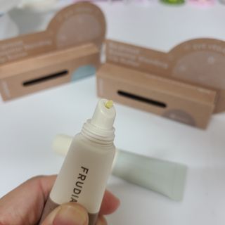 [후르디아] 올리브영 착한보습 비건 립버터 2종 — 5점을 준 리뷰어가 2022년 12월 올린 사용 사진