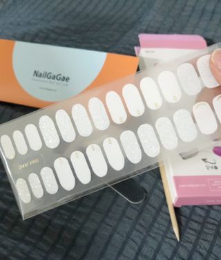 [네일가게] 햇빛에 닿으면 색이 변하는 신기한 햇살 반전 네일스티커 — 5점을 준 리뷰어가 2021년 8월 올린 사용 사진