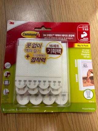 [3M 코맨드] 무타공 못없이 액자걸이 부착 테이프 혼합팩 16종 기획세트 — 5점을 준 리뷰어가 2024년 5월 올린 사용 사진
