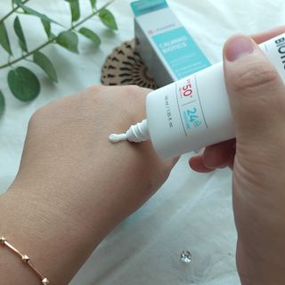 리더스코스메틱 리더스 카밍 바이오틱스 선 에센스 SPF 50+ PA++++ — 5점을 준 리뷰어가 2022년 7월 올린 사용 사진