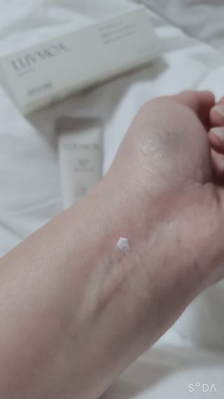 러브모아 향수 고체향수 승무원 고체향수 바르는 향수 니치향수 도손 우드세이지 앤 씨솔트 — 5점을 준 리뷰어가 2022년 9월 올린 사용 사진