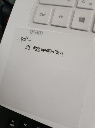 나우[3M] 포스트잇 노트 투명 메모지 30 매 (73mm x 73mm) X 2개 — 5점을 준 리뷰어가 2024년 7월 올린 사용 사진