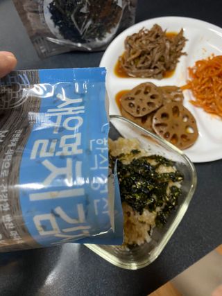 하나마이 [마마쿡] 전 청와대 천상현 셰프의 밑반찬  5종세트(소고기 장조림+연근조림+진미채+간장김자반+새우김자반) — 3점을 준 리뷰어가 2023년 5월 올린 사용 사진