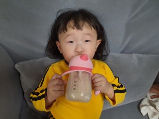 유비맘 트라이탄 코니빨대컵_컬러 랜덤 발송 — 5점을 준 리뷰어가 2021년 4월 올린 사용 사진