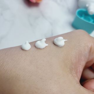 리더스코스메틱 리더스 카밍 바이오틱스 선 에센스 SPF 50+ PA++++ — 5점을 준 리뷰어가 2022년 8월 올린 사용 사진