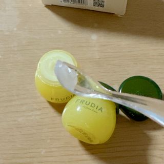 [후르디아] 유아부터 어른까지, 안심 아보카도 립밤 듀오 세트 — 5점을 준 리뷰어가 2024년 2월 올린 사용 사진