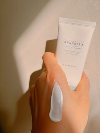 [스킨1004] 마다가스카르 센텔라 히알루-시카 워터핏 선세럼 50ml — 4점을 준 리뷰어가 2024년 5월 올린 사용 사진