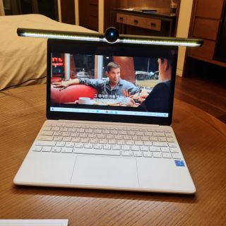 TOMO GRAPHY 나 있을땐 환한 조명 나 없을땐 확실한 살균 ★ DESK LIGHT & STERILIZER [ON] ★ — 5점을 준 리뷰어가 2021년 11월 올린 사용 사진