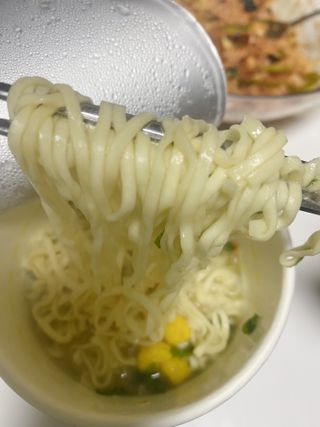 NISSIN 닛신 컵누들  4종 - 씨푸드오리지날, 씨푸드 스파이시, 씨푸드 커리, 씨푸드 XO소스 — 5점을 준 리뷰어가 2022년 3월 올린 사용 사진