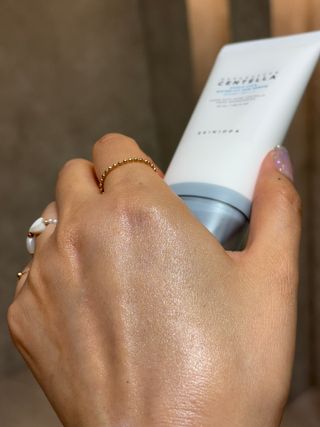 [스킨1004] 마다가스카르 센텔라 히알루-시카 워터핏 선세럼 50ml — 5점을 준 리뷰어가 2024년 5월 올린 사용 사진