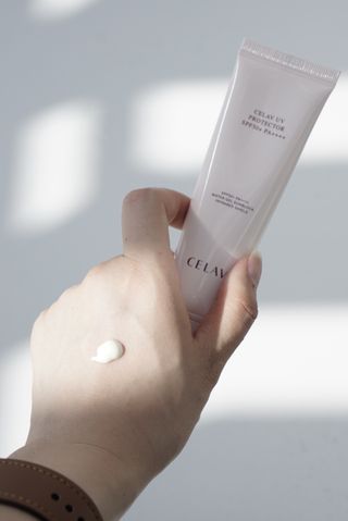 프리마인 선크림만 바꿨을 뿐인데 매일 물 2L챙겨먹고 기초케어 완벽하게 한 물빛피부 완성,셀라브UV프로텍터 — 4점을 준 리뷰어가 2023년 8월 올린 사용 사진