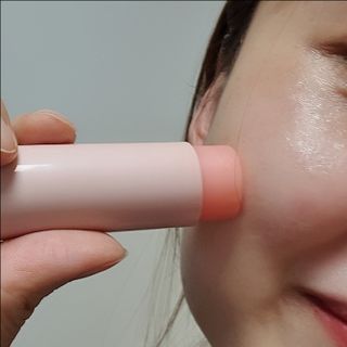 바르는뷰티 데생멀티밤 식물유래성분 97 저분자콜라겐 피부수분 미백 주름개선 멀티밤스틱 — 5점을 준 리뷰어가 2021년 11월 올린 사용 사진