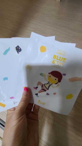[블루 본 아이노우] 유아용 컬러마스크 40 PCS SET 2중 택 1 — 5점을 준 리뷰어가 2021년 4월 올린 사용 사진