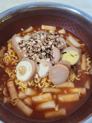 더밥  고추마녀 라볶이 +  나이스미 무설탕 현미후레이크 — 5점을 준 리뷰어가 2021년 10월 올린 사용 사진