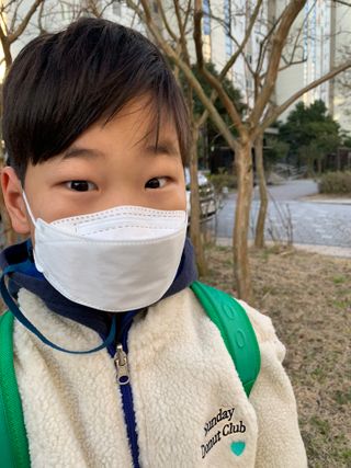 위케어 KF94 마스크 숨쉬기편한 귀안아픈마스크 국산원부자재 사용 식약처 승인 마스크 — 5점을 준 리뷰어가 2021년 2월 올린 사용 사진