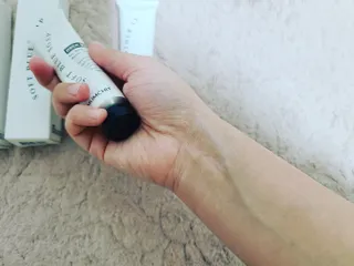 멈칫(MUMCHIT) 넥퍼퓸 NECKPERFUME 2가지 향 — 5점을 준 리뷰어가 2021년 11월 올린 사용 사진