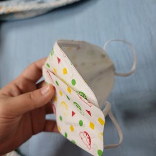 [숨그림]  덴탈마스크 짱구 우리아이 그리고 내가 쓰는 믿을수있는 케릭터 마스크  16종 — 1.5점을 준 리뷰어가 2021년 10월 올린 사용 사진