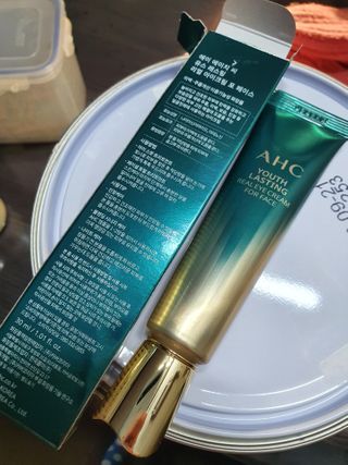 [NEW 탄력유턴 아이크림] AHC 유스 래스팅 리얼 아이크림 포 페이스 — 5점을 준 리뷰어가 2021년 1월 올린 사용 사진