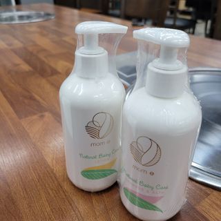 mom e 맘이 내추럴 베이비 케어 샴푸앤바스+로션 — 5점을 준 리뷰어가 2021년 1월 올린 사용 사진