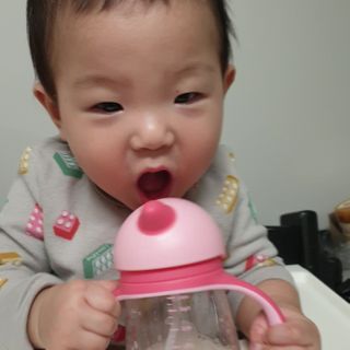 유비맘 트라이탄 코니빨대컵_컬러 랜덤 발송 — 5점을 준 리뷰어가 2021년 1월 올린 사용 사진