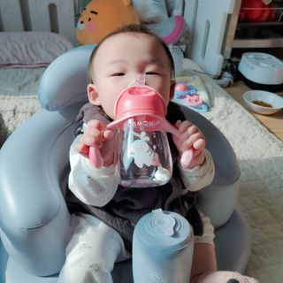 유비맘 트라이탄 코니빨대컵_컬러 랜덤 발송 — 5점을 준 리뷰어가 2021년 3월 올린 사용 사진