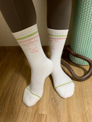 사이즈가 있는 양말 필로이 운동하기 좋은 날!_스포츠 크루 양말 4족 세트_남여 각각 (S,M,L)_컬러 랜덤 발송 — 5점을 준 리뷰어가 2022년 5월 올린 사용 사진