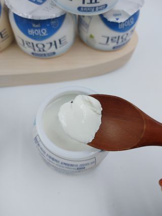 매일바이오 그릭요거트 오리지널 플레인 4개, 로스터리 커피믹스 4개 — 5점을 준 리뷰어가 2021년 12월 올린 사용 사진