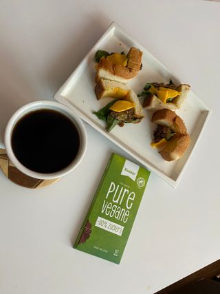 당류2g 자일리톨로 단맛을낸 슈카 퓨어비건 무설탕초콜릿 Xucker vegan 2개입 — 5점을 준 리뷰어가 2021년 4월 올린 사용 사진